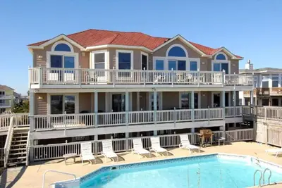 Oceanfront home w/heated pool, hot tub, elevator & rec room w/pool table