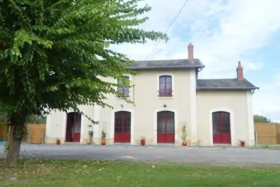 Gîte 13 pers. dans une ancienne gare avec piscine, jardin clos, terrasse et équipements Pmr