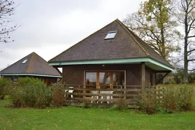 Image de Chalet en pleine nature à Orsennes avec étang à proximité, idéal pour 6 personnes et animaux admis