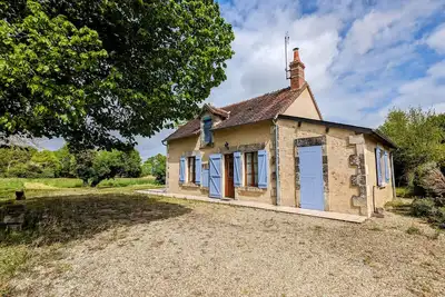 Image de Maison Charmante avec Étang Privé au Cœur du Berry