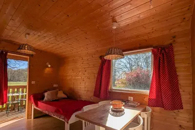 Image de **Roulotte cosy avec piscine, pétanque et jardin près de la maison de George Sand**