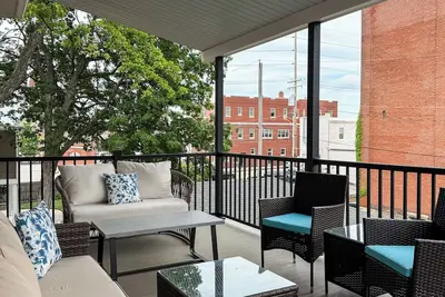 Image de Tibbe Flat at the Cedar Haus - Downtown WashMo, Dog-Friendly, Wineries