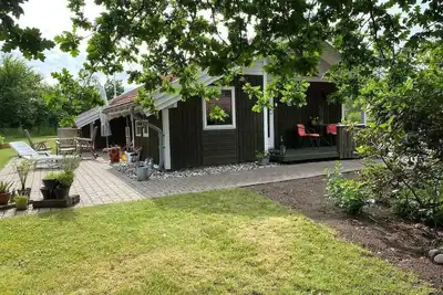 Image de At lovely Lyngsbæk Strand near Ebeltoft, this lovely holiday home is at the end of a blind path on a beautiful, large, enclosed plot. It only takes approx. 5-6 min. to walk from the house down to the beach