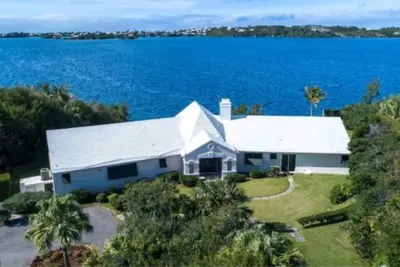 Image de Sound Winds 5 bedroom waterfront estate w tennis court
