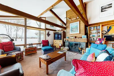 Image de Country townhome next to golf course with mountain view & vaulted ceilings