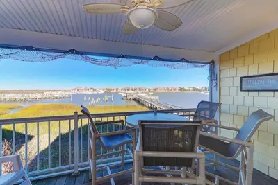 Image de 126 Waters Edge! Panoramic River Views, Large Screen Porch, Community Pool & Dock