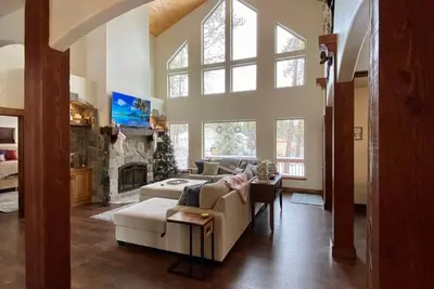 Image de Luxurious Cabin with Hot Tub, Large Yard, Fire Pit