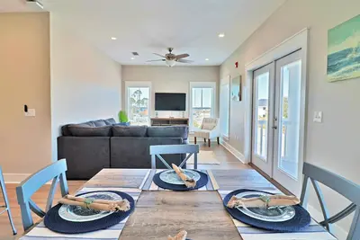 Image de Beautiful condo in walking distance to both the town center and the Bay!