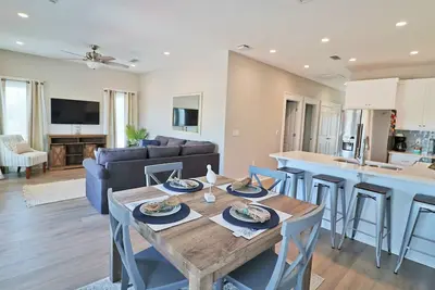 Image de Beautiful condo in walking distance to both the town center and the Bay!