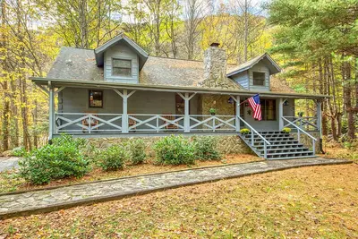Image de Enjoy this 3 bedroom 2 bath w/Loft area on a creek