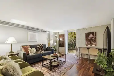 Image de 2br/2ba Modern Apartment w Garden, Wifi, Gym, 24/7 Fd, Central Location
