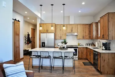 Image de Brand New Contemporary 2 Br near Winter Park Ski Resort on Shuttle w/priv hottub