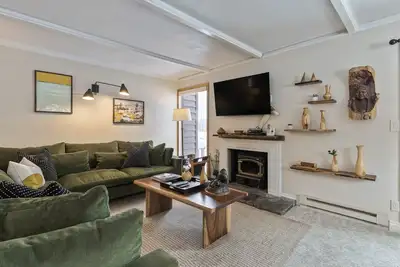Image de Inviting condo with mountain views, great location & fireplace