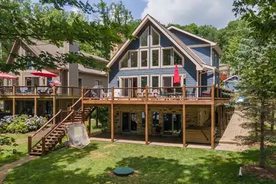 Image de My Blue Heaven: Lakefront, Hot Tub, Dock Slip, Fire Pit!
