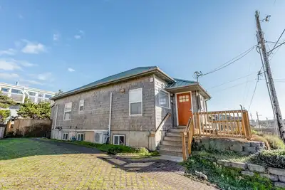Image de One block to the ocean & Nye Beach Sunny home w\/ fireplace, foosball & WiFi