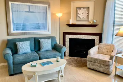 Image de \"The Dover\" ~ a glimpse of the sea Resort-style condo