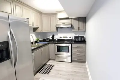 Image de Entire basement suite near Hwy, Tv WiFi and Parking