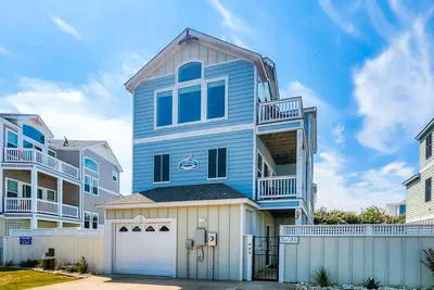 Image de Oceanside Home In Corolla w/Hot Tub And Outdoor Shared Pool