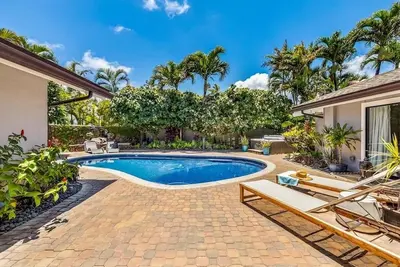 Image de Hale Ohana: Kailua Retreat w/hot tub, Tropical Pool, Walk to Beach
