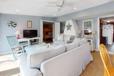 Image de Classic Cape Cod home with Patio and Firepit - Walk to the Beach