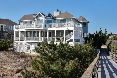 Oceanfront condo with hot tub, rec room, elevator & pool