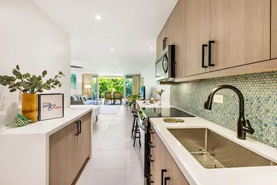 Image de Ground floor gem with private tropical patio