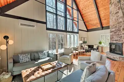 Image de Pocono Retreat w Hot Tub, Sauna, Fire Pit, Peloton, and Billiards