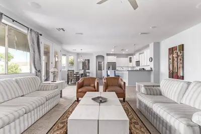 Image de 4 bdrm, 5 beds: Heated pool located 2 miles to State Farm Stadium.