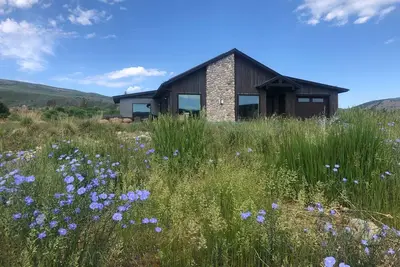 Image de Luxury Green Building Mountain Home