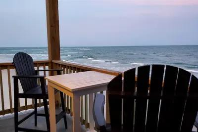 Image de The Northern Exposure - Beautiful Beachfront Condo Right on the Ocean.