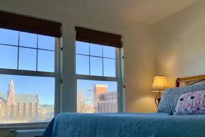 Image de Downtown Penthouse. Cozy retreat minutes from dining, shopping and nightlife.