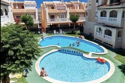 Image de Cozy 2 Bedroom Apartment with Pool & is within a 10 min walk to the Beach.
