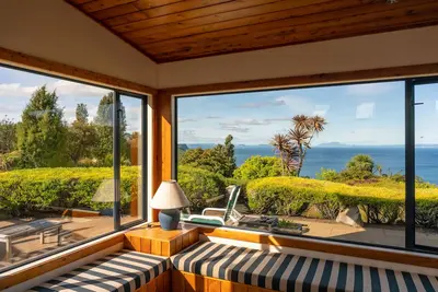 Image de Luxury lodge with expansive views of Lake Taupo - private and quiet.