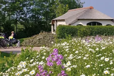 Image de Vacances de luxe ferme surplombant la prairie, si calme. .