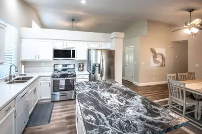 Image de Luxury 4 Bedroom 2 Bathroom  Home in Ne Fresno Near National Parks