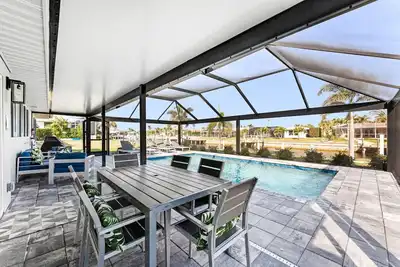 Image de V Capri - Waterfront Luxury Home - Free Amenities/Pool/Dock - Punta Gorda, Fl