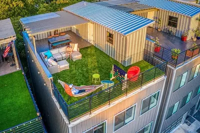 Image de Walk to Pearl & Riverwalk from Stylish Home—Rooftop Views & Movie Nights!