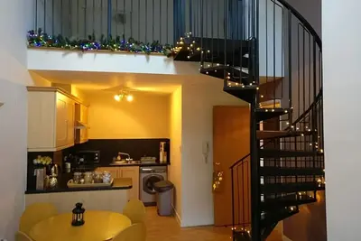 Image de ☆New Spacious Mezzanine-Level Penthouse + Parking☆