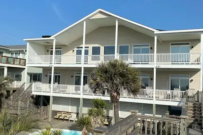 Image de Family Time Shines Here– Beachfront Home with Pool- 12 Bedrooms, 12 Baths
