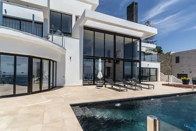 Image de Villa privée de luxe magnifiquement située avec piscine chauffée et jacuzzi