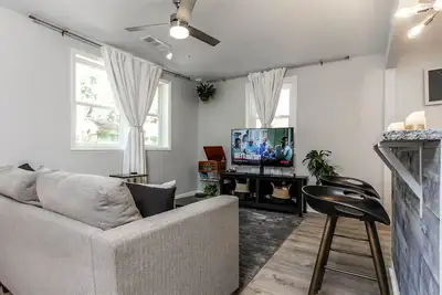 Image de West End Bungalow Perfect to Work, Play, & Escape