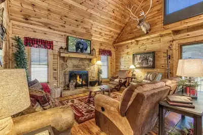 Image de Minutes to Dollywood/The Island ~ Hot Tub~ Sleeps 6~Firepit~Grill~Serene Setting
