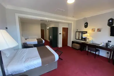 Image de King En Suite Bedroom \/ Workspace\/ Shared Kitchen