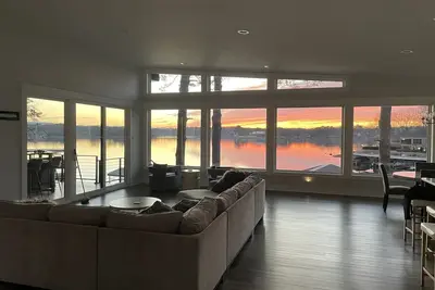 Image de Amazing Lake Home! Inquire for July specials