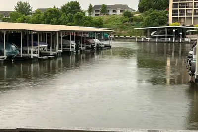 Image de Beautiful condo right on the lake! Located in Southwood Shores.