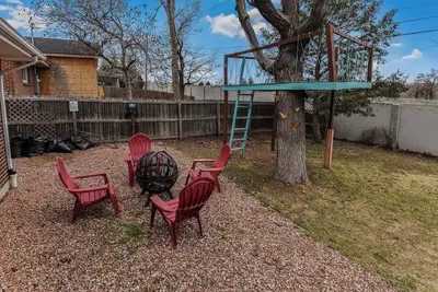 Image de Enchanting Upper Unit with City Charm