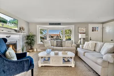 Image de Private Street | Central Air | Private backyard | Walk to beaches