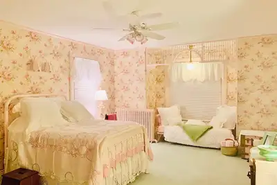 Image de Private room in Victorian home surrounded by English gardens