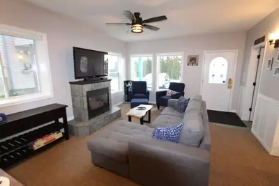 Image de Renovated Ground Level Suite Backing onto Alpine Chair - Pet Friendly