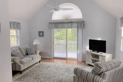 Image de Spacious Cape - Large Private Backyard, 3 Decks!